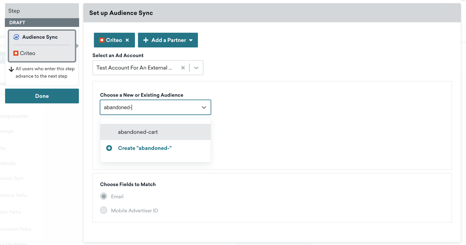 Vue élargie de l'étape du canvas d’audience personnalisée. Ici, le compte publicitaire souhaité et l'audience existante sont sélectionnés.