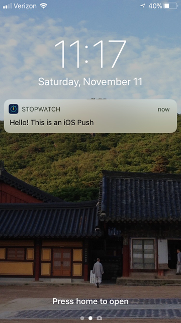 Exemple de message de notification push de Stopwatch sur un écran d’accueil iPhone qui affiche : « Bonjour ! Ceci est une notification push iOS ».