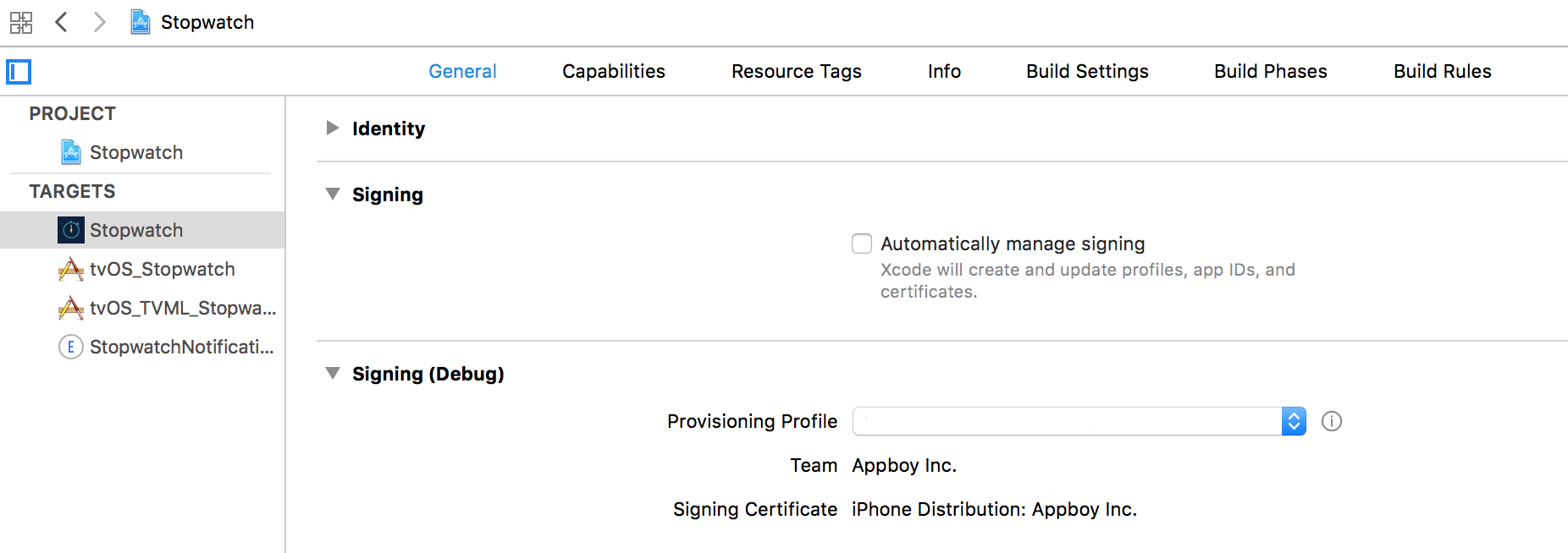 Les paramètres du projet Xcode affichant l’onglet « General » (Généralités). Dans cet onglet, l'option "Gérer automatiquement la signature" est décochée.